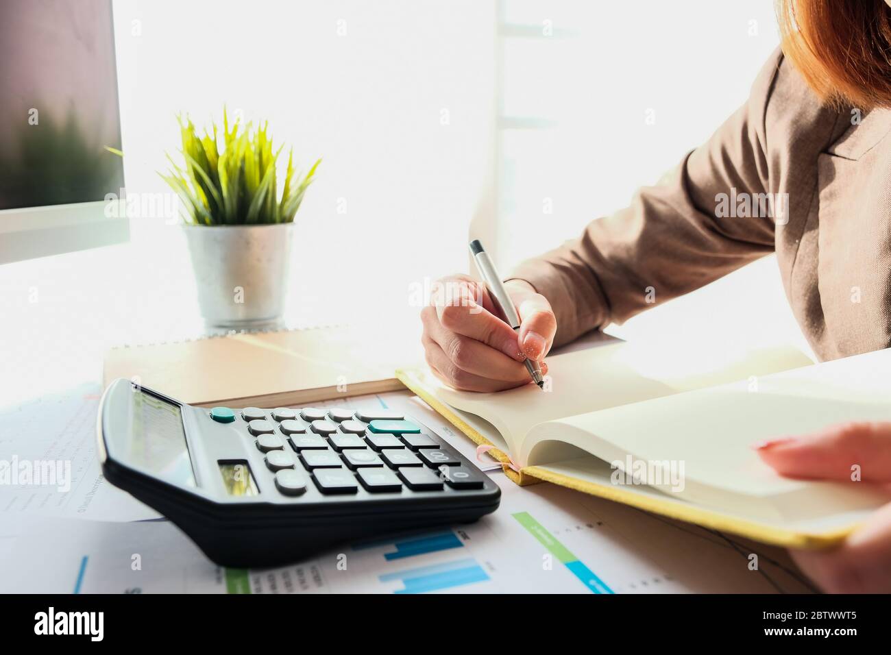Nahaufnahme Geschäftsfrau oder Buchhalter Berechnung Kosten wirtschaftlich Stockfoto