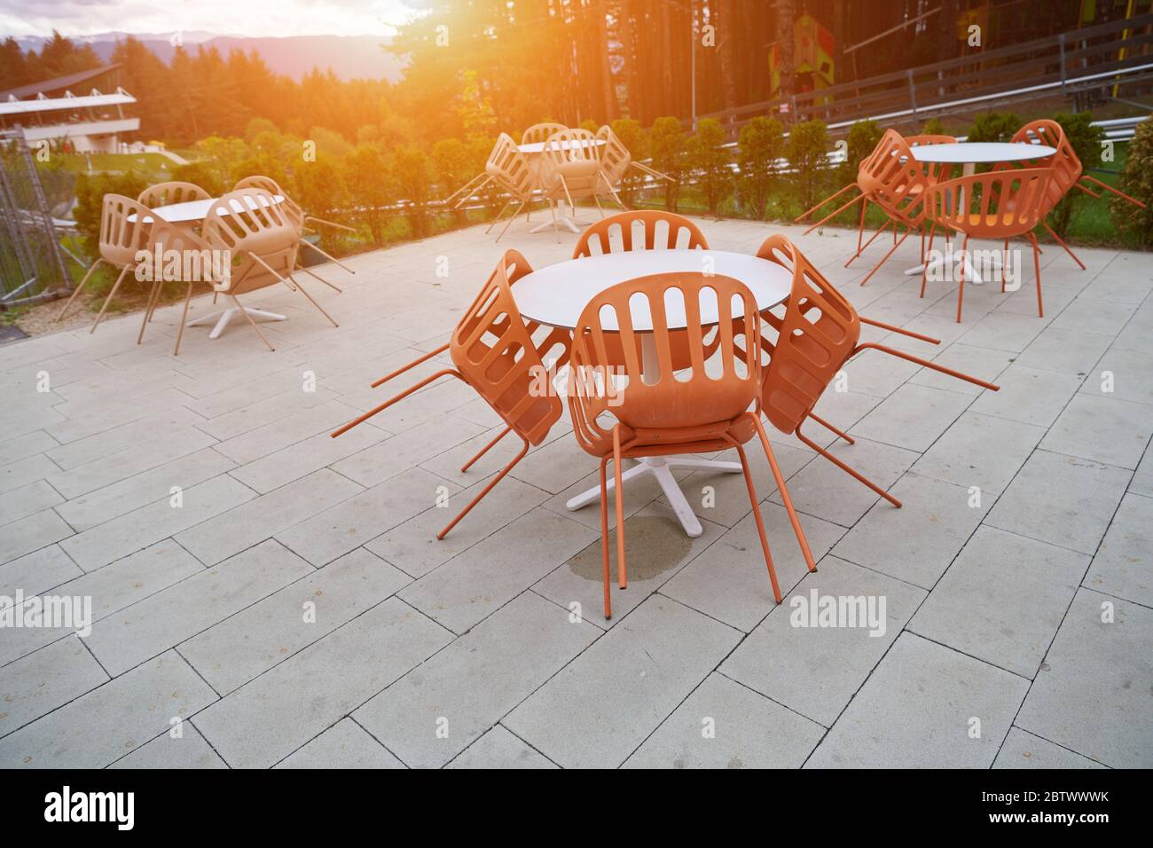 Tische und Stühle im Freien sitzen in einem modernen Restaurant an einem sonnigen Frühlingstag während der Pandemie Ausbruch Sperre von Coronavirus Stockfoto