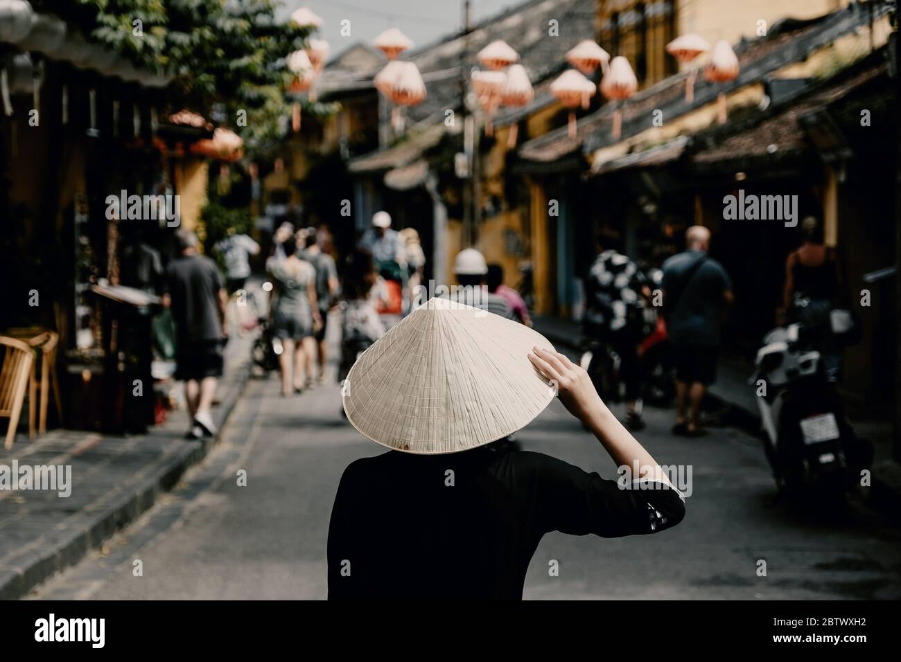 Tourist Frau trägt vietnam Hut oder Non La und Sightseeing in Heritage Village in Hoi an Stadt in Vietnam Stockfoto
