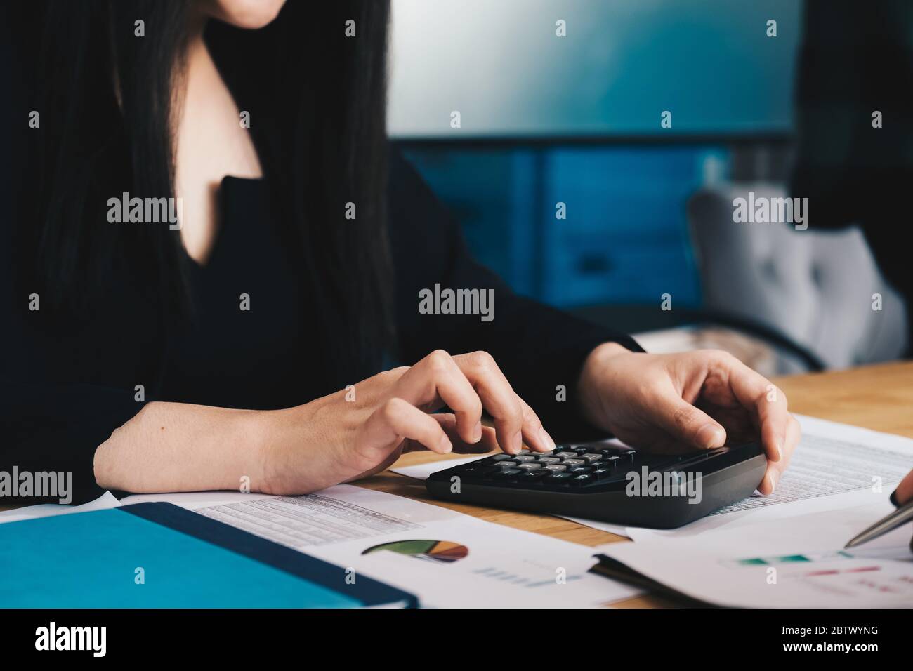 Nahaufnahme von Geschäftsmann oder Buchhalter Hand arbeiten auf Rechner Stockfoto