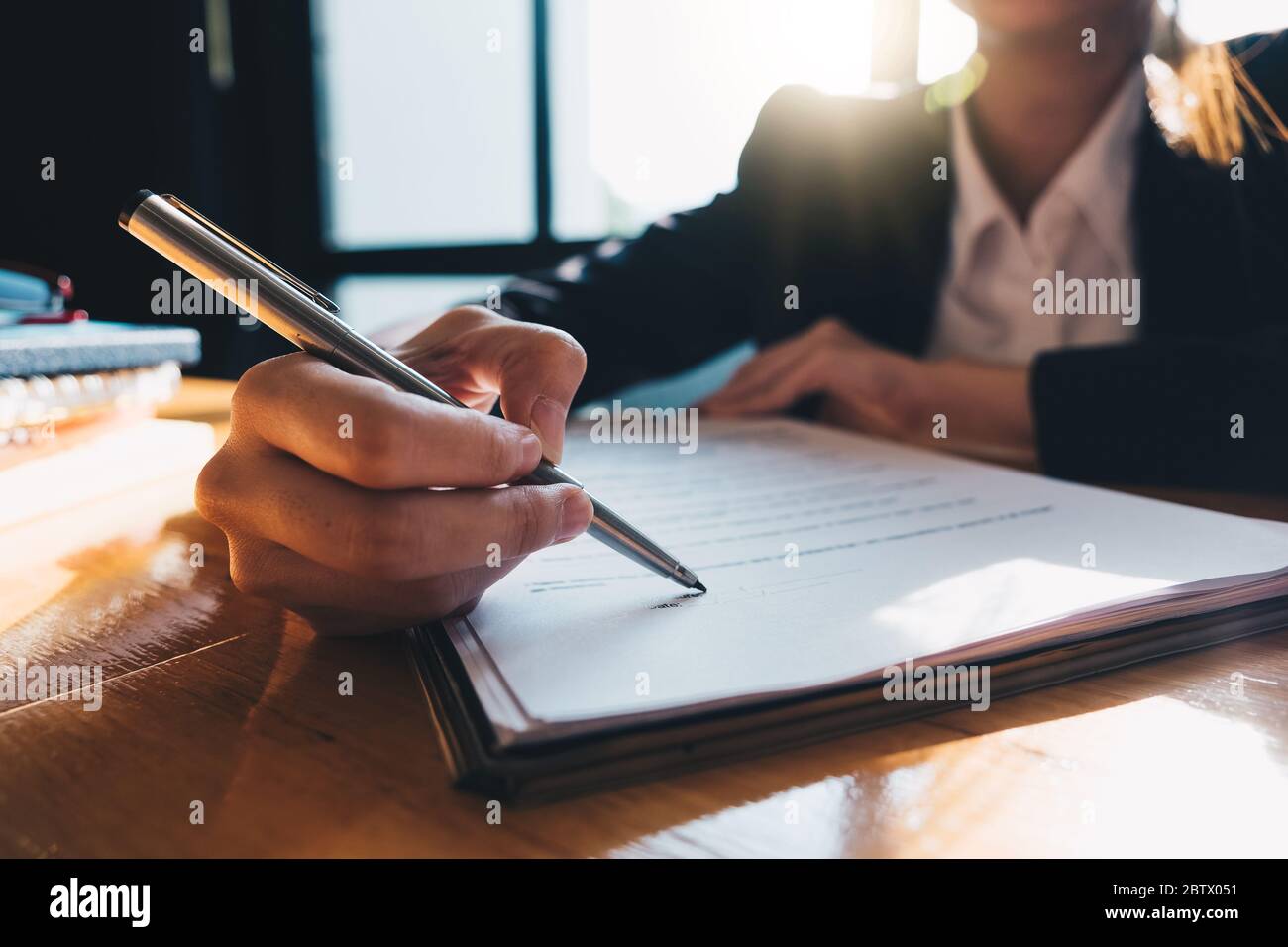 Nahaufnahme Geschäftsmann Unterzeichnung Vertrag einen Deal mit Geschäftspartner Stockfoto