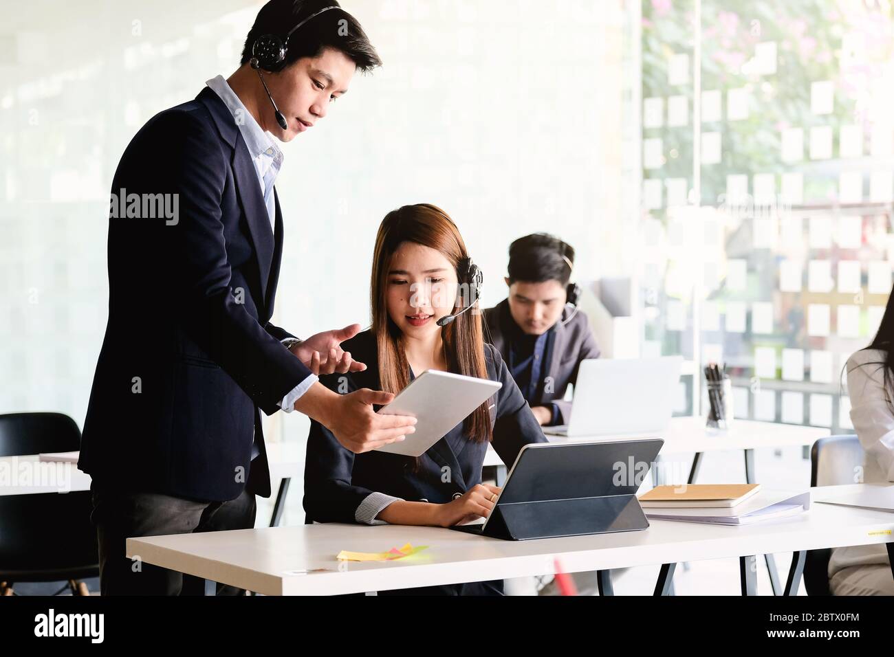 Businessman Supervisor Training Arbeit an Businessswoman im Call Center Büro Stockfoto