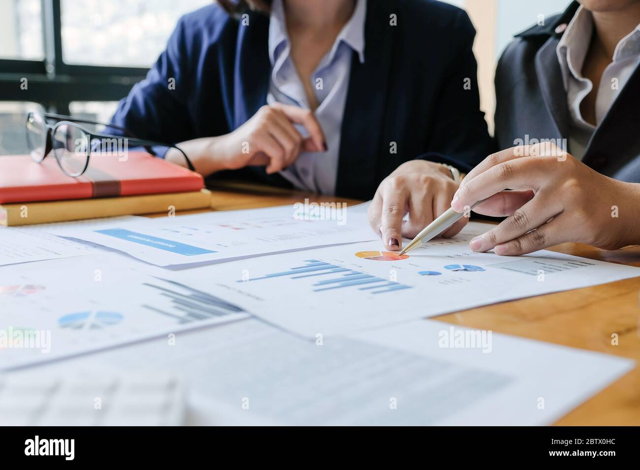 Geschäftsleute treffen sich, um die Situation auf dem Markt zu diskutieren. Business Financial Concept Stockfoto