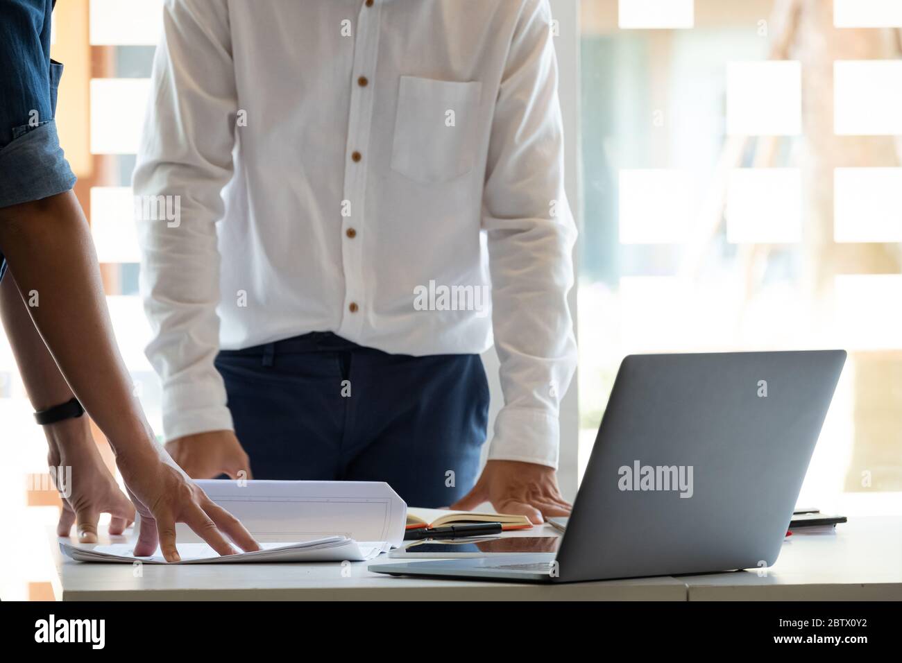 Besprechung Von Geschäftsleuten Arbeiten Mit Einem Laptop In Modernen Büros Stockfoto