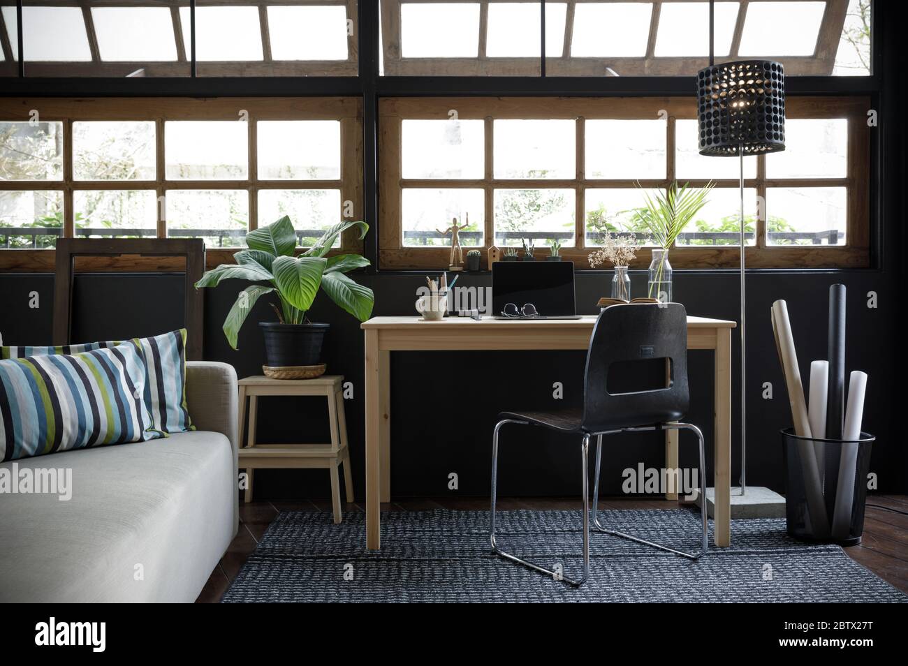 Modernes Home Office kreativer Raum perfekt für die Arbeit von zu Hause Lifestyle mit Laptop auf dem Schreibtisch und Sofa im Wohnzimmer, Quarantäne Isolation du Stockfoto