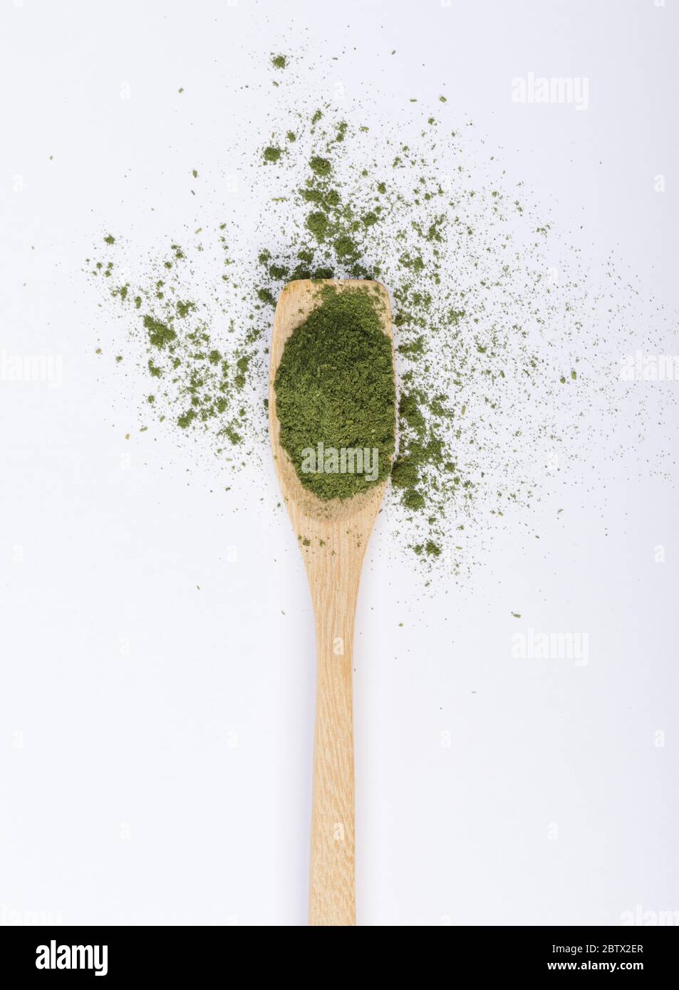 Matcha Grüntee Pulver in Löffel auf weißem Hintergrund isoliert kreativ flach legen, Bio-Produkt aus der Natur für gesunde mit traditionellen Stil Stockfoto