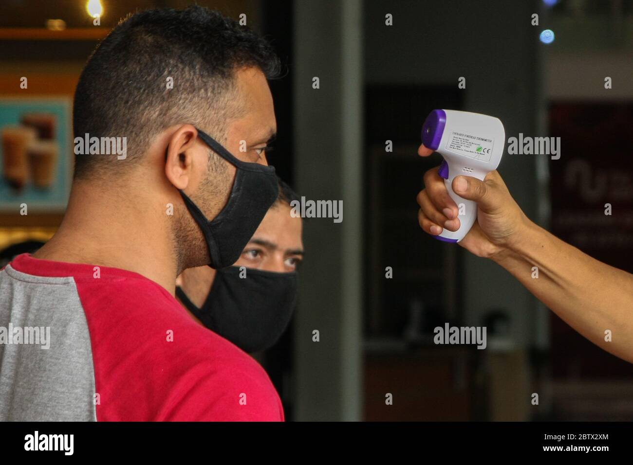 Kuala Lumpur, Malaysia. Mai 2020. Ein Besucher sah, wie er eine Temperaturmessung hatte, bevor er einen Laden während der Bewegungskontrolle in Kuala Lumpur betreten hatte. Malaysia hatte am Mittwoch 15 neue positive Fälle von Coronavirus bestätigt und dies ist der niedrigste Fall seit Beginn der Pandemie. Die Gesamtzahl der Pandemiefälle beträgt jetzt bis zu 7619 und die Gesamtzahl der wiederhergestellten Fälle 6083. Kuala Lumpur hat mit den insgesamt 1987 Fällen noch die höchsten Fälle. Quelle: SOPA Images Limited/Alamy Live News Stockfoto