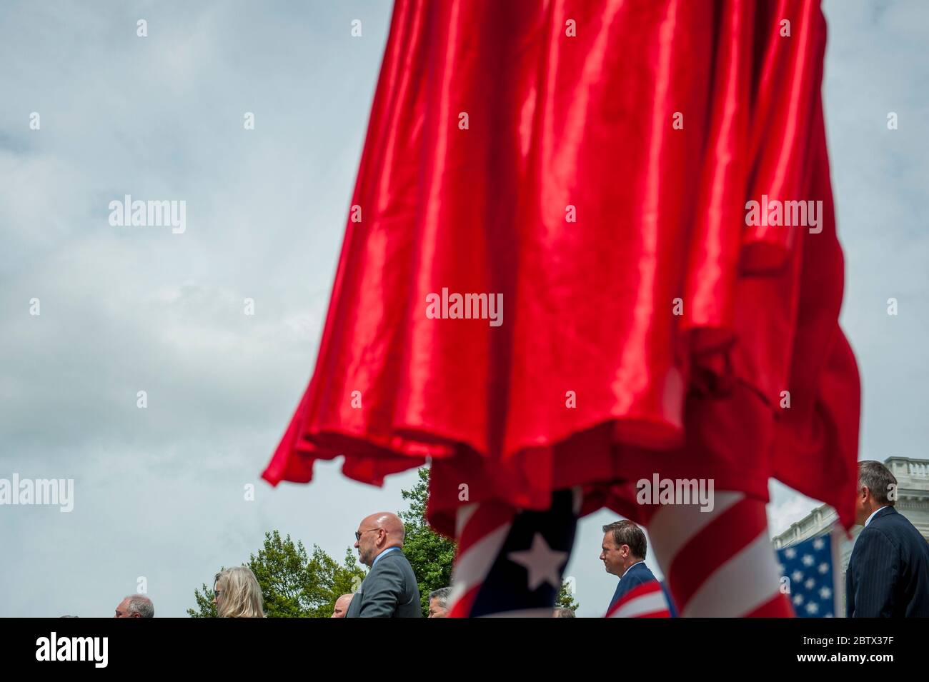 Michael Wheeler aus Kansas City, MO, trägt sein „Super Jesus“-Outfit mit Umhang und US-Flagge, während der Anführer der House Minority Rep. Kevin McCarthy (R-Calif.) eine Medienverfügbarkeit mit House Minority Whip Rep. Steve Scalise (R-LA), der Vorsitzenden der House GOP Conference Liz Cheney (R-WY) und anderen hält, Um zu verkünden, dass republikanische Führer eine Klage gegen die Sprecherin des Repräsentantenhauses Nancy Pelosi und Kongressbeamte eingereicht haben, um das Repräsentantenhaus daran zu hindern, ein Stimmrechtsvollmacht zu verwenden, um ferngesteuerte Wahlen während der Coronavirus-Pandemie außerhalb des US-Kapitols in Washington, DC, zu ermöglichen. Stockfoto