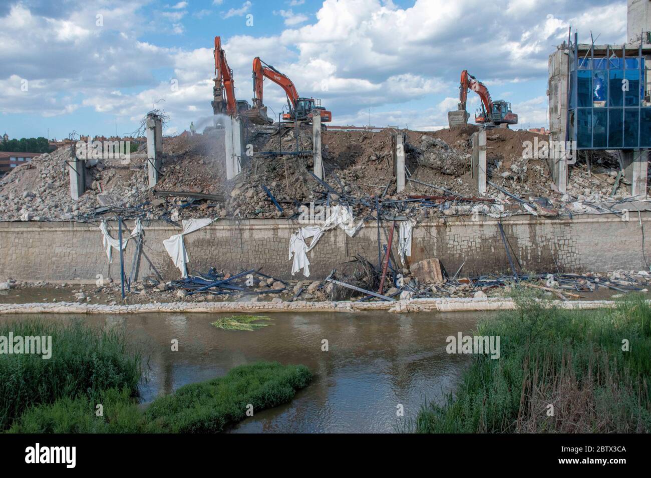 Madrid, Spanien. Mai 2020. Blick auf die Ruinen des Vicente Calderon Stadions, das über 50,000 Personen Platz hatte und sich am Ufer des Manzanares im Arganzuela Bezirk der spanischen Hauptstadt befand. Der Abriss des alten Stadions von Atletico Madrid, das der La Liga Club von 1966 bis 2017 als Heimat bezeichnete, ist fast vorbei.Quelle: CORDON PRESS/Alamy Live News Stockfoto