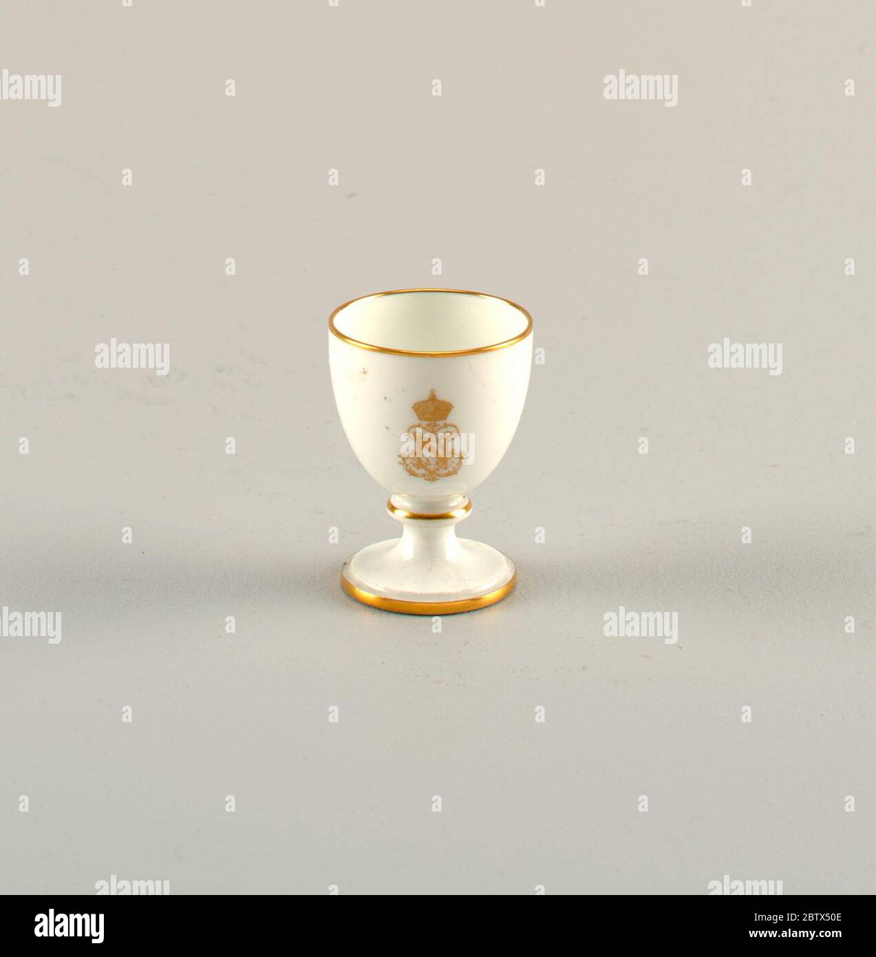 Eierbecher vom Service des Officiers Coquetier. Forschung in ProgressFlachrundfutter. Vergoldung an Kanten. Verziert mit gekrönter Chiffre von Napoleon III. Stockfoto