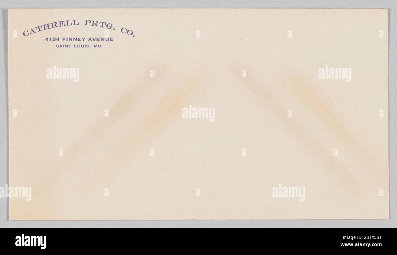 Umschlag für die Cathrell Printing Company. Zwei identische Umschläge mit einer Rücksendeadresse für die Cathrell Printing Company. Der Umschlag ist weißes Papier mit blauem Text in der oberen linken Ecke. Der Text lautet [CATHRELL PRTG. CO. / 4134 FINNEY AVENUE / SAINT LOUIS, MO.]. Die Rückseite des Kuverts ist leer. Stockfoto