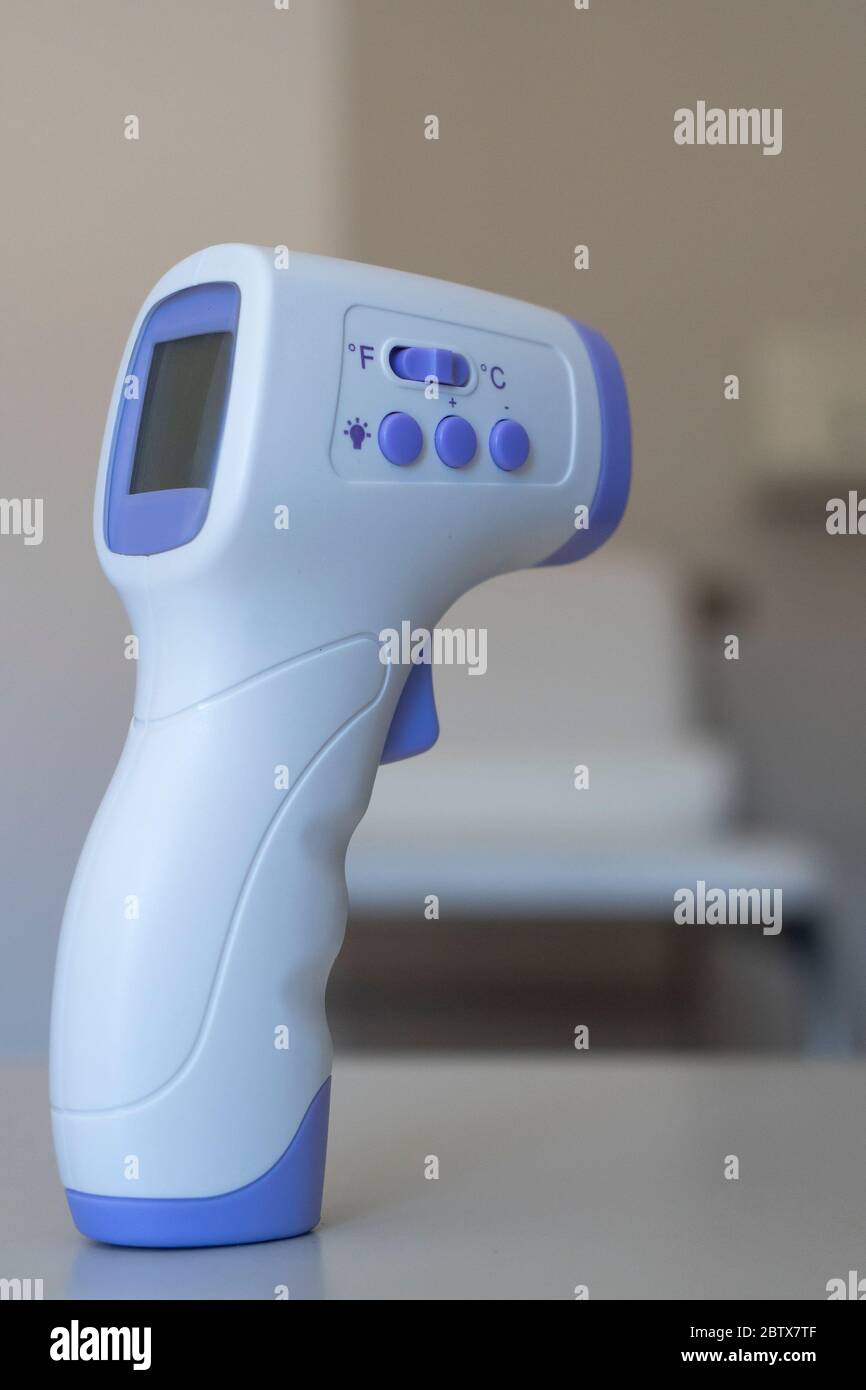 Thermometer Gun Isometrische Medizinische Digitale Berührungslose  Infrarot-Sicht Handheld Stirn Messwerte. Temperaturmessgerät mit  Kinderzimmer in der BA Stockfotografie - Alamy