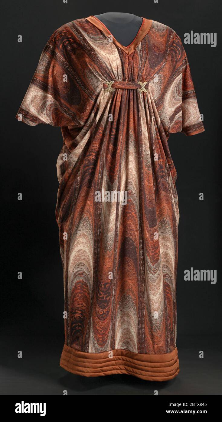 Kleid von Isabel Sanford als Louise Jefferson auf den Jeffersons getragen. Dieses Kleid wurde von Isabel Sanford als die Figur Louise Jefferson in der Fernsehsendung "The Jeffersons" getragen. Das Maxi-Kleid ist aus einem synthetischen Strickstoff in einem braun, rostig und beige Design aus gesprenkelten Streifen, die an Muschel Grenzen, die nach oben und unten wechseln. Stockfoto