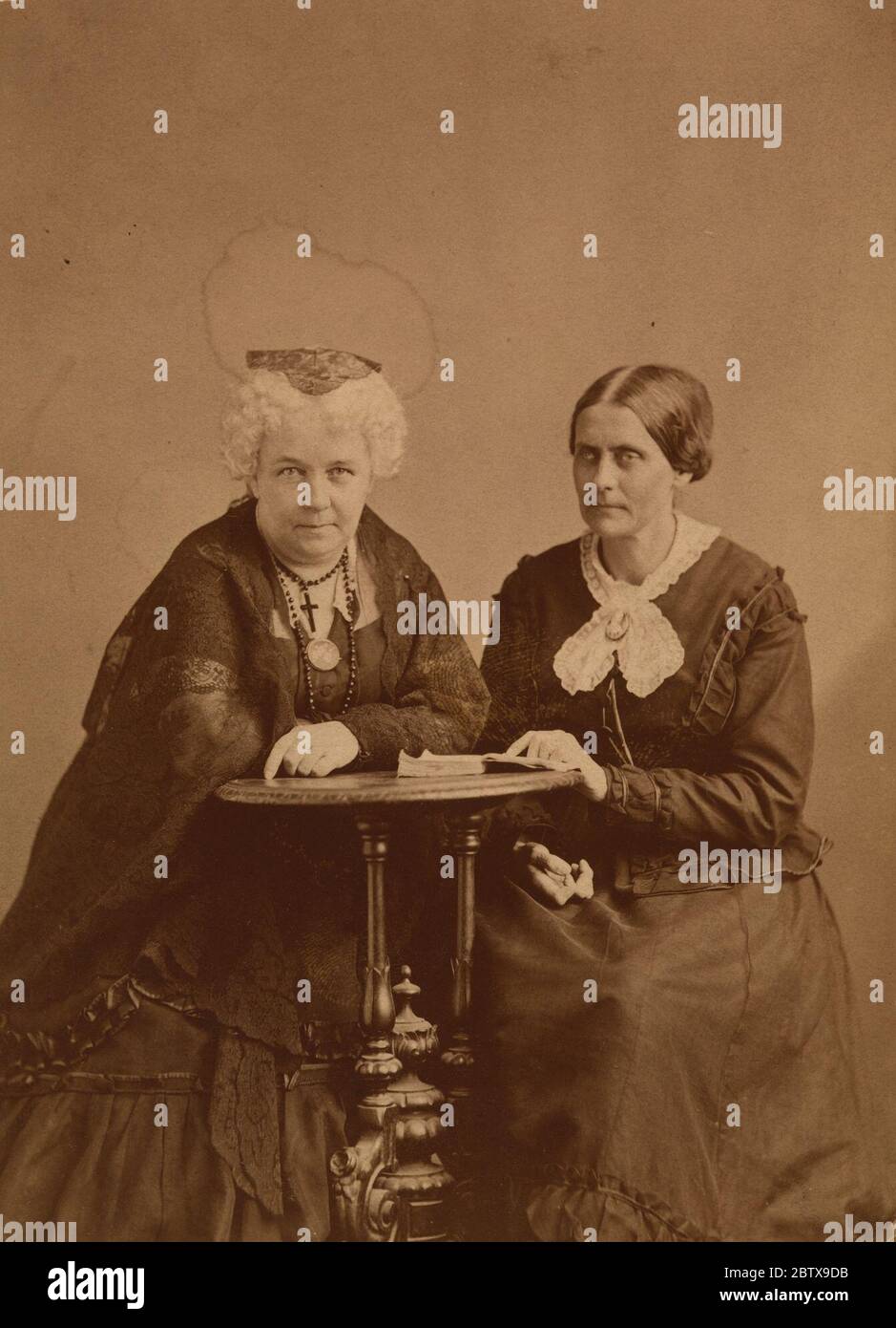 Elizabeth Cady Stanton und Susan B. Anthony. Elizabeth Cady Stanton und Susan B. Anthony waren zwei der wichtigsten Führer Amerikas bei der anfänglichen Suche nach Frauenrechten im 19. Jahrhundert. Stockfoto