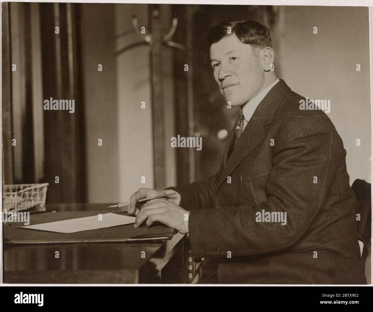 Jim Thorpe. Von gemischten indianischen und weißen Vorfahren, Jim Thorpe wurde als Sack und Fuchs aufgewachsen und besuchte die Carlisle (Pennsylvania) Indian School, wo in 1907 seine Allroundsportfähigkeiten begann bemerkt werden. Stockfoto