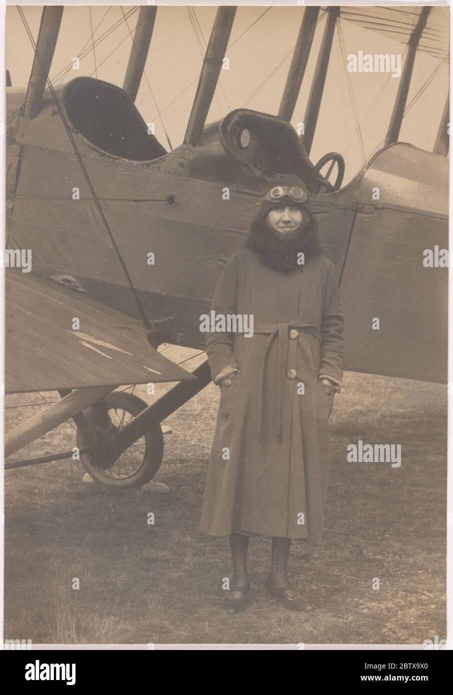 Katherine Stinson Otero. Katherine Stinson machte sich auf den Vorweg, Pilot zu werden, um ihre Klavierausbildung zu finanzieren. Im Sommer 1912, als sie schließlich ihre Pilotenlizenz erhielt, nahm das Interesse am Klavier gegenüber ihrer Leidenschaft für die Luftfahrt ab. Stockfoto