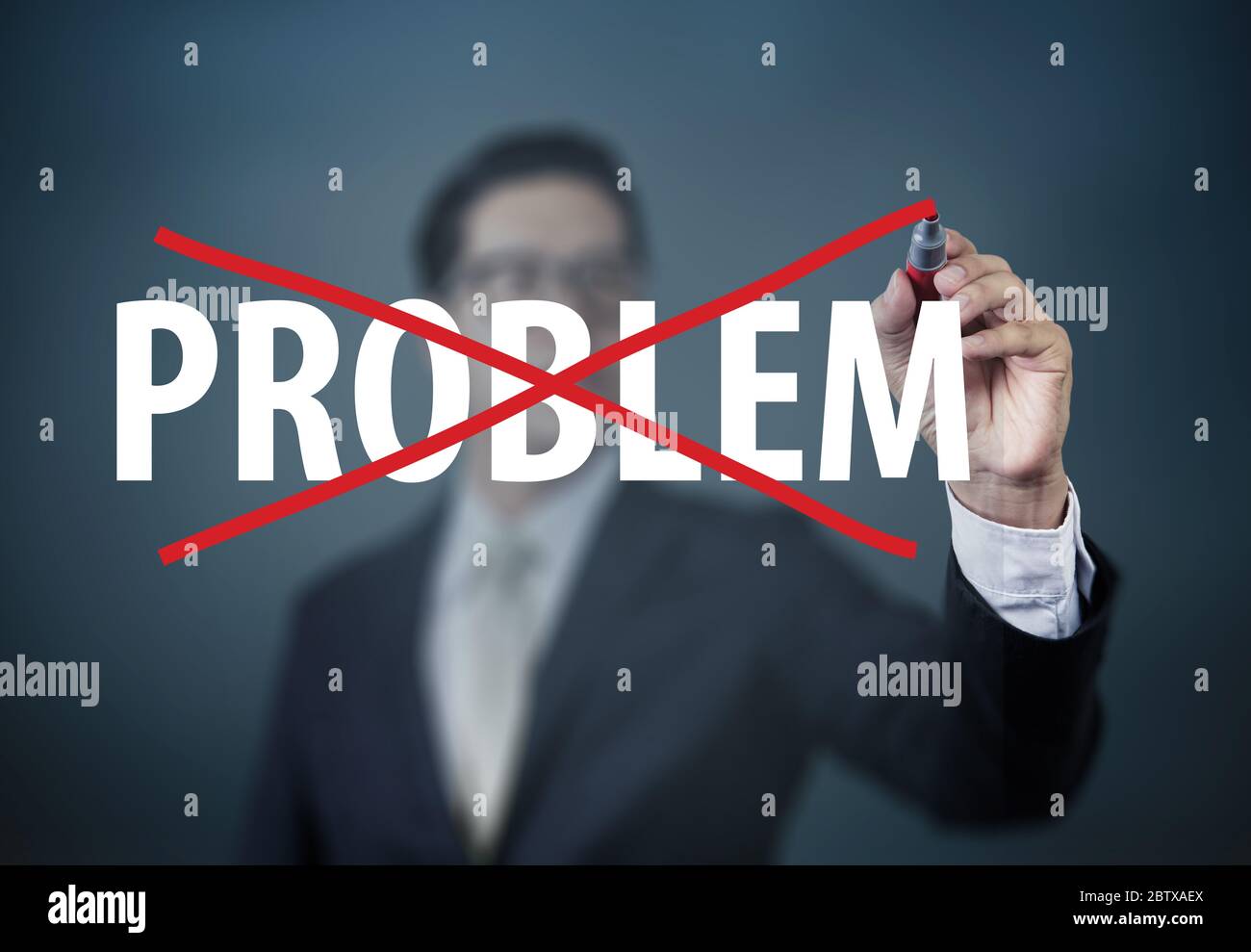 Geschäftsmann Hand Kreuz das Wort "Problem" mit roten Marker auf transparentem Board, neues Geschäftskonzept, Studio-shot Stockfoto