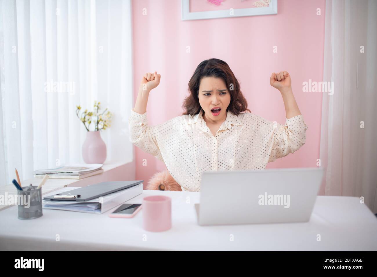 Geschäftsfrau gähnt im Büro Stockfoto