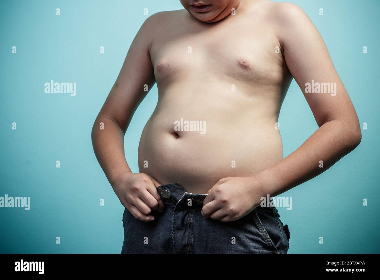 Fat Boy kann nicht Knopf oben seine Hose, gesund und Gewicht verlieren Konzept Stockfoto