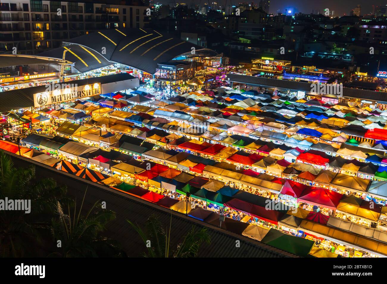 Bangkok, Thailand - 6. Dez.2019 : Top Blick auf Zug Nachtmarkt Ratchada (Talad Rot Fai). Markt mit vielen Geschäften mit bunten Leinwänden Dächer an n Stockfoto