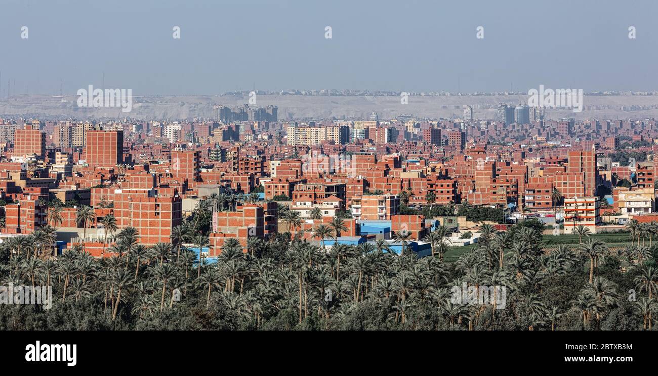 Blick auf die Panorama-Skyline von Kairo von den Pyramiden im Gizeh Plateau, Ägypten Stockfoto