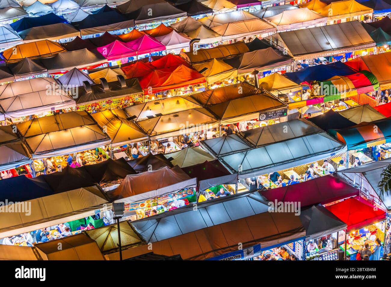 Bangkok, Thailand - 6. Dez.2019 : Top Blick auf Zug Nachtmarkt Ratchada (Talad Rot Fai). Markt mit vielen Geschäften mit bunten Leinwänden Dächer an n Stockfoto