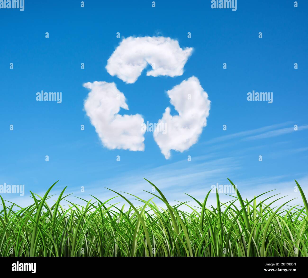 Wolken am blauen Himmel in Form des Symbols für Recycling auf grünem Hintergrund. Schutz Natur und Zukunftskonzept Stockfoto