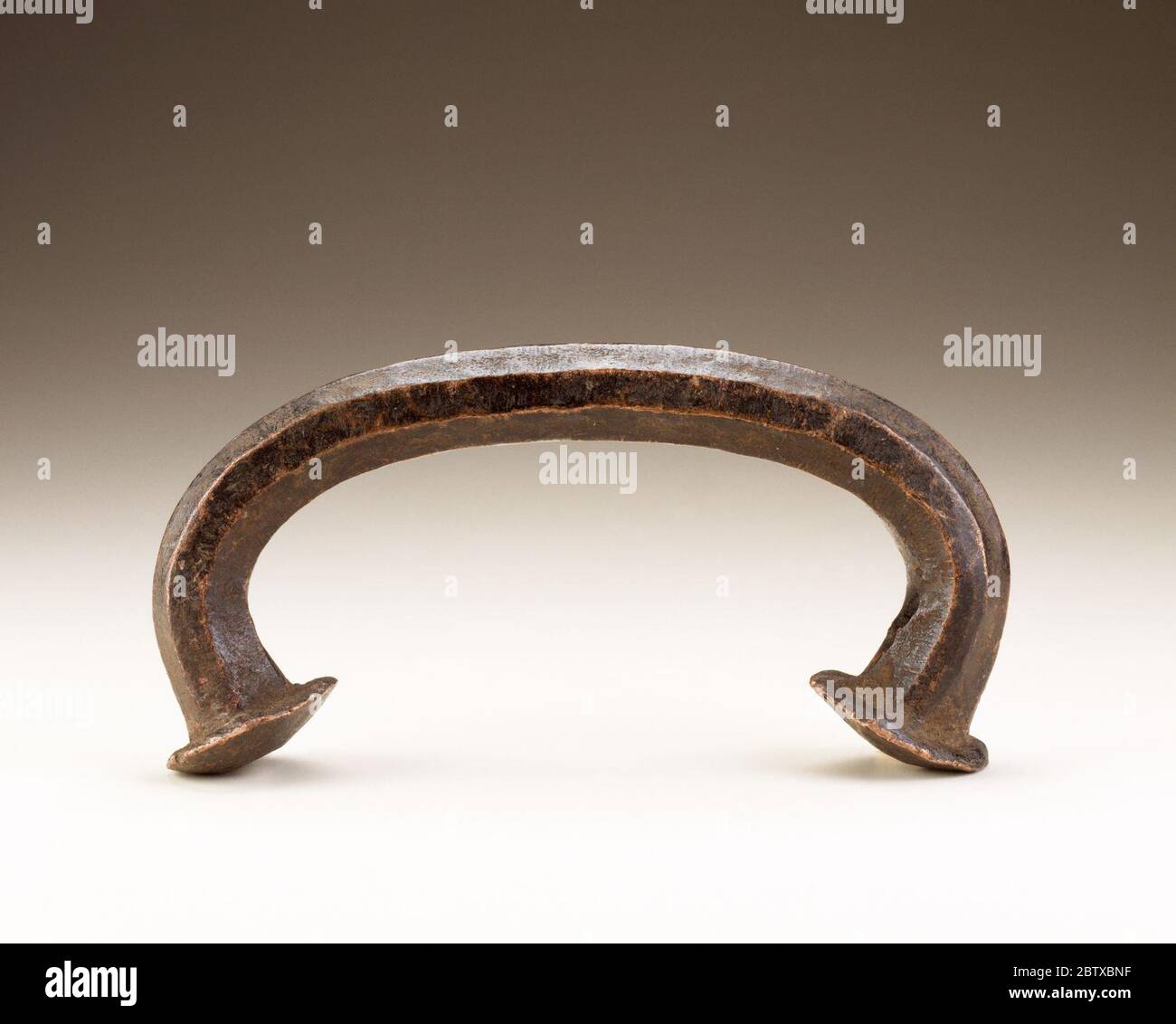 Manilla. Manillen waren offene Armbänder in verschiedenen Größen und Gewichten aus Kupfer oder Messing gegossen; später bestanden sie aus einer Mischung aus anderen Metallen. Vom späten 15. Bis zum frühen 20. Jahrhundert zirkulierten sie weit, vor allem entlang der westafrikanischen Äquatorialküste. Stockfoto