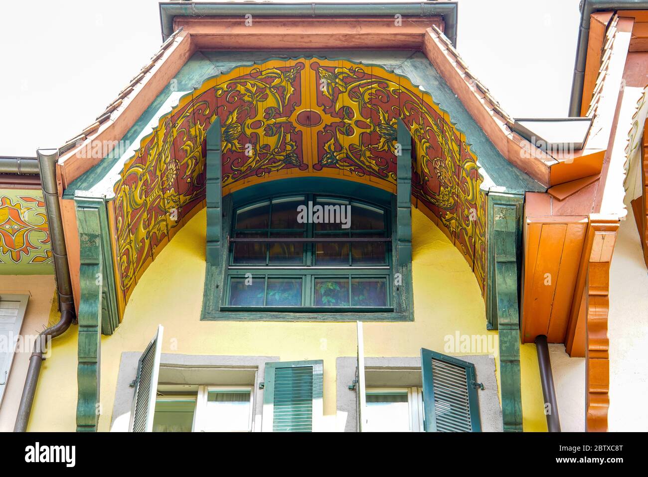 Buntes Gebäude in der Rathausgasse 25. Altstadt Aarau ist die Stadt der schön dekorierten Dachdecken, Kanton Aargau, Schweiz. Stockfoto