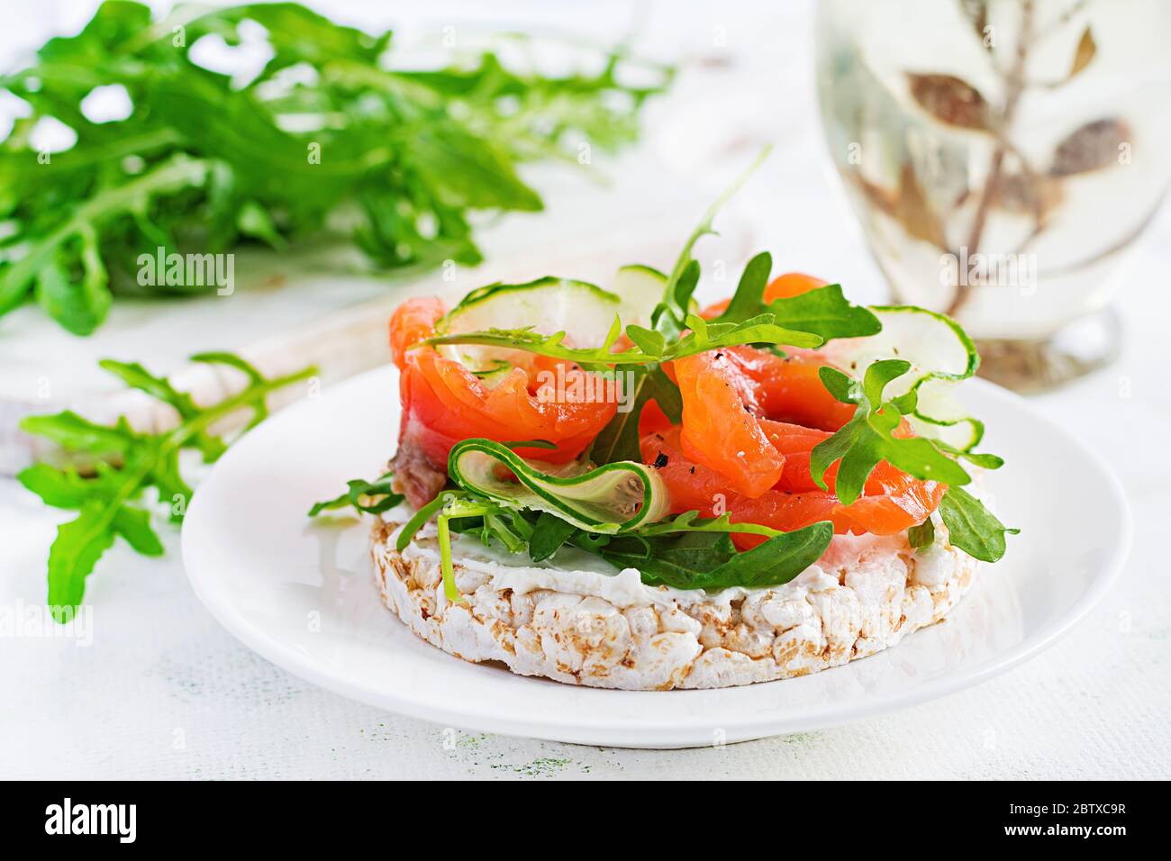 Offenes Sandwich mit Knäckebrot gesalzenem Lachs, Frischkäse, Gurken in ...