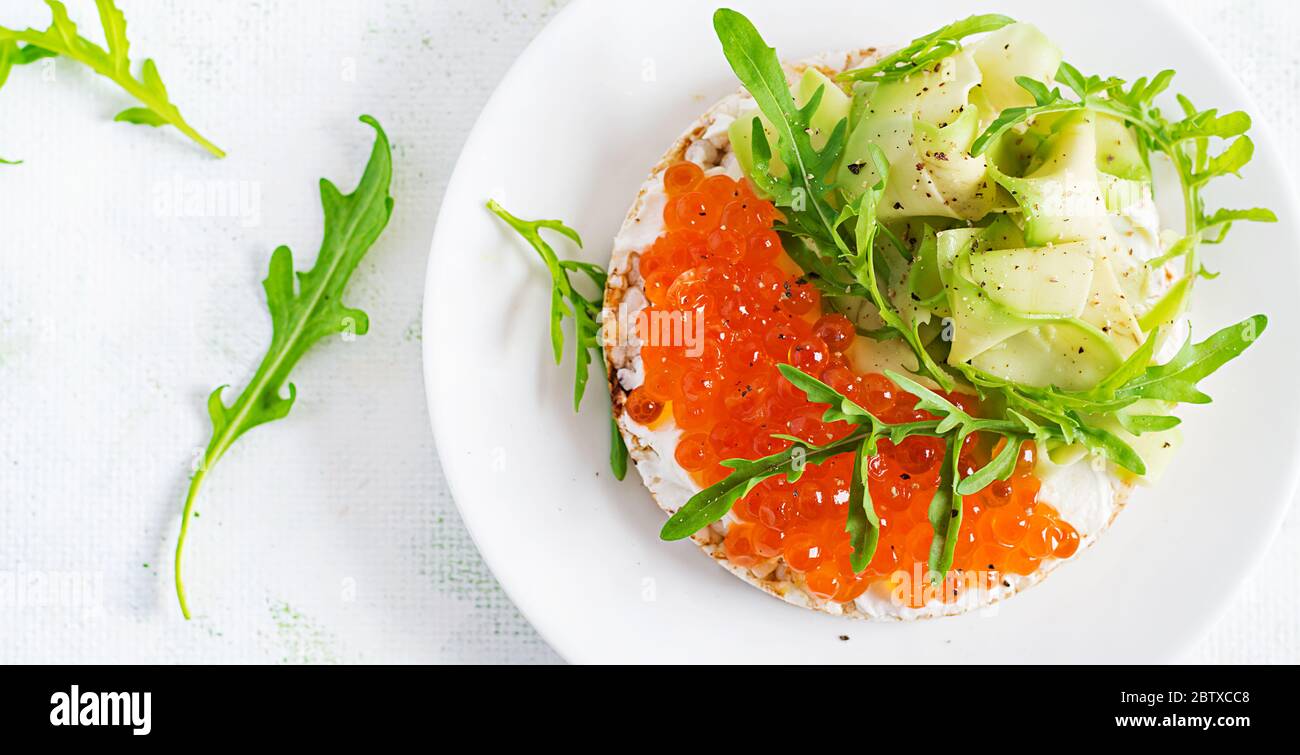 Knäckebrot Sandwiches mit rotem Kaviar, Avocado und Frischkäse auf dem ...