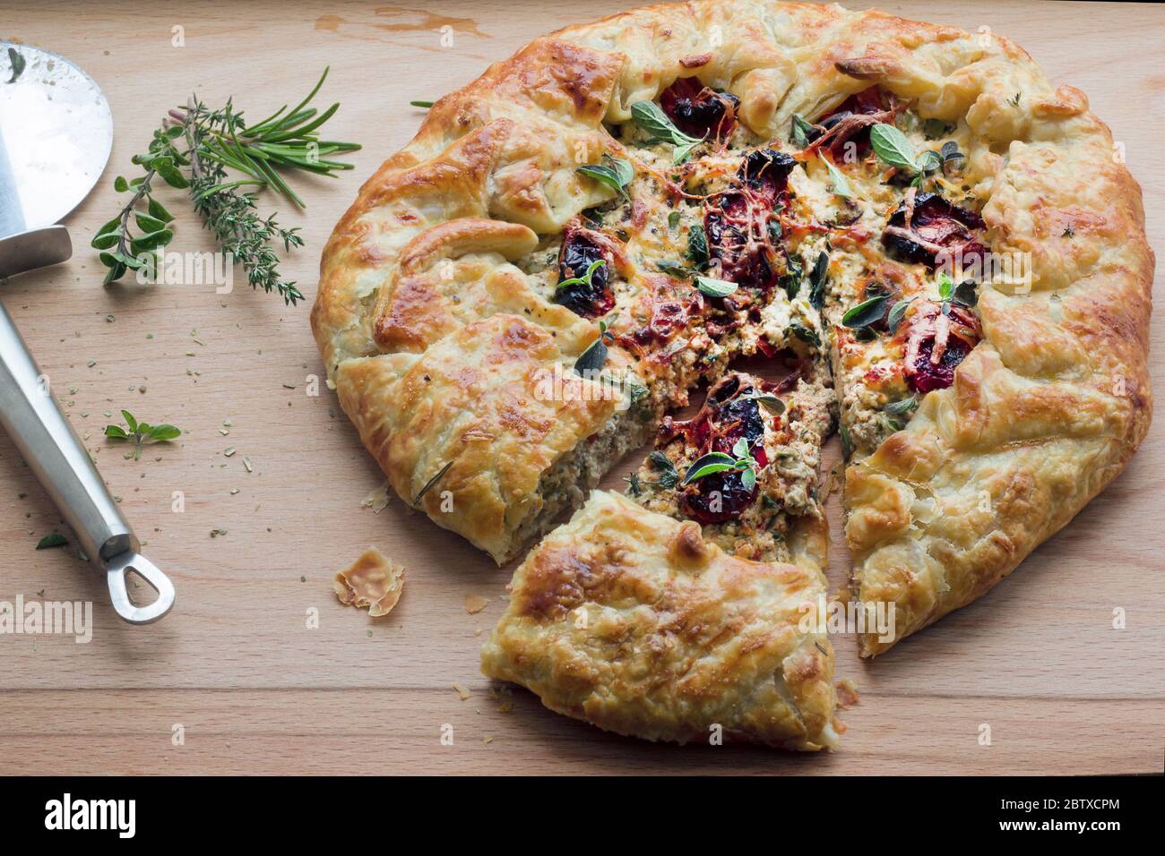 Kochen Blätterteig Kekse gefüllt mit Quark, Thunfisch, getrocknete Tomaten und grüne Kräuter, Schritt 4 Stockfoto