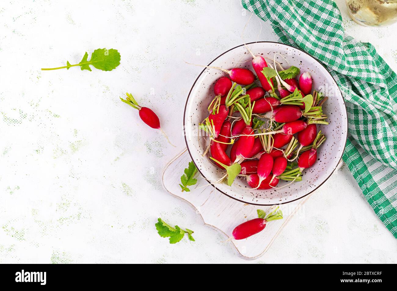 Frische rosa Radieschen in Schale auf hellem Hintergrund. Draufsicht, flaches Layout, Kopierbereich. Stockfoto