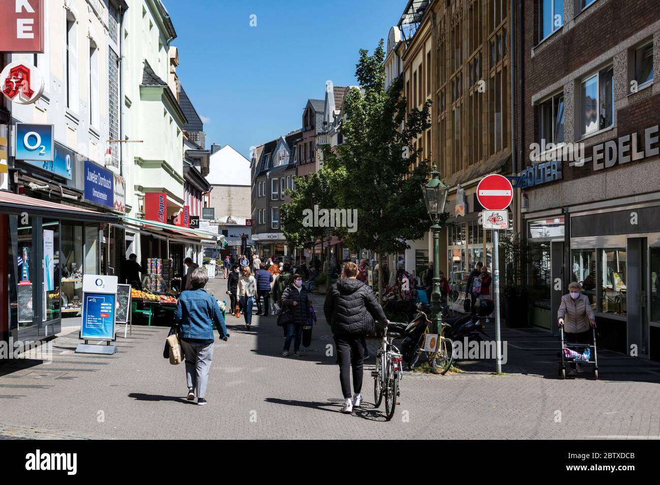 Fußgängerzone während der Geschäftszeiten in Düsseldorf-Benrath Stockfoto
