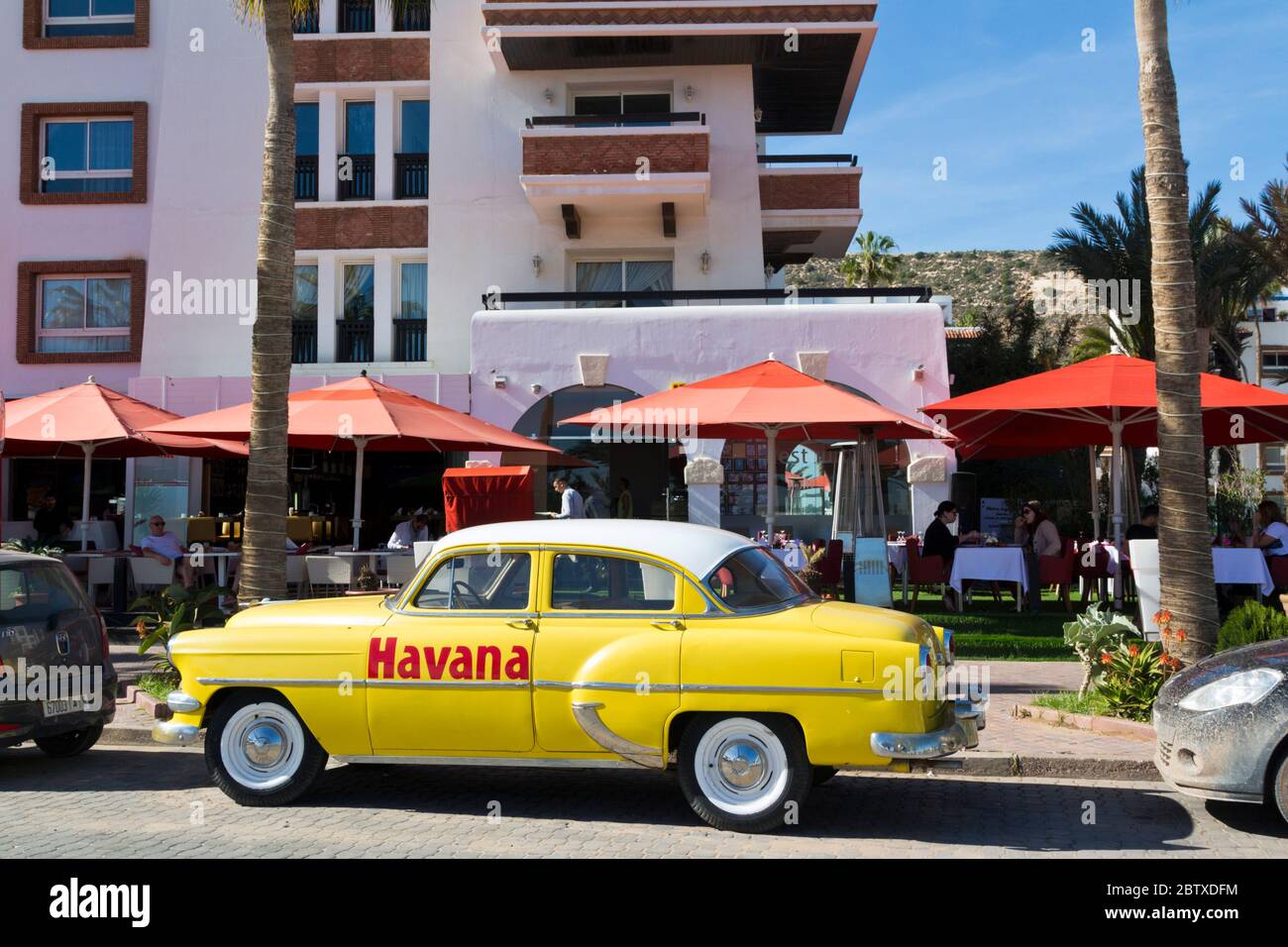 Marokko, Agadir, Marina Quarters, moderne Luxusresidenzen und ein gelber cadillac Stockfoto