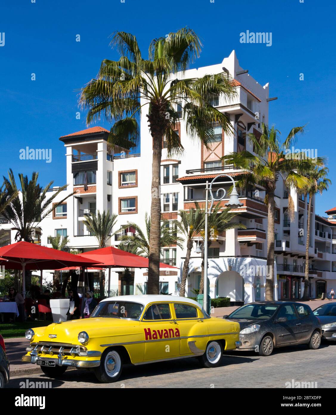 Marokko, Agadir, Marina Quarters, moderne Luxusresidenzen und ein gelber cadillac Stockfoto