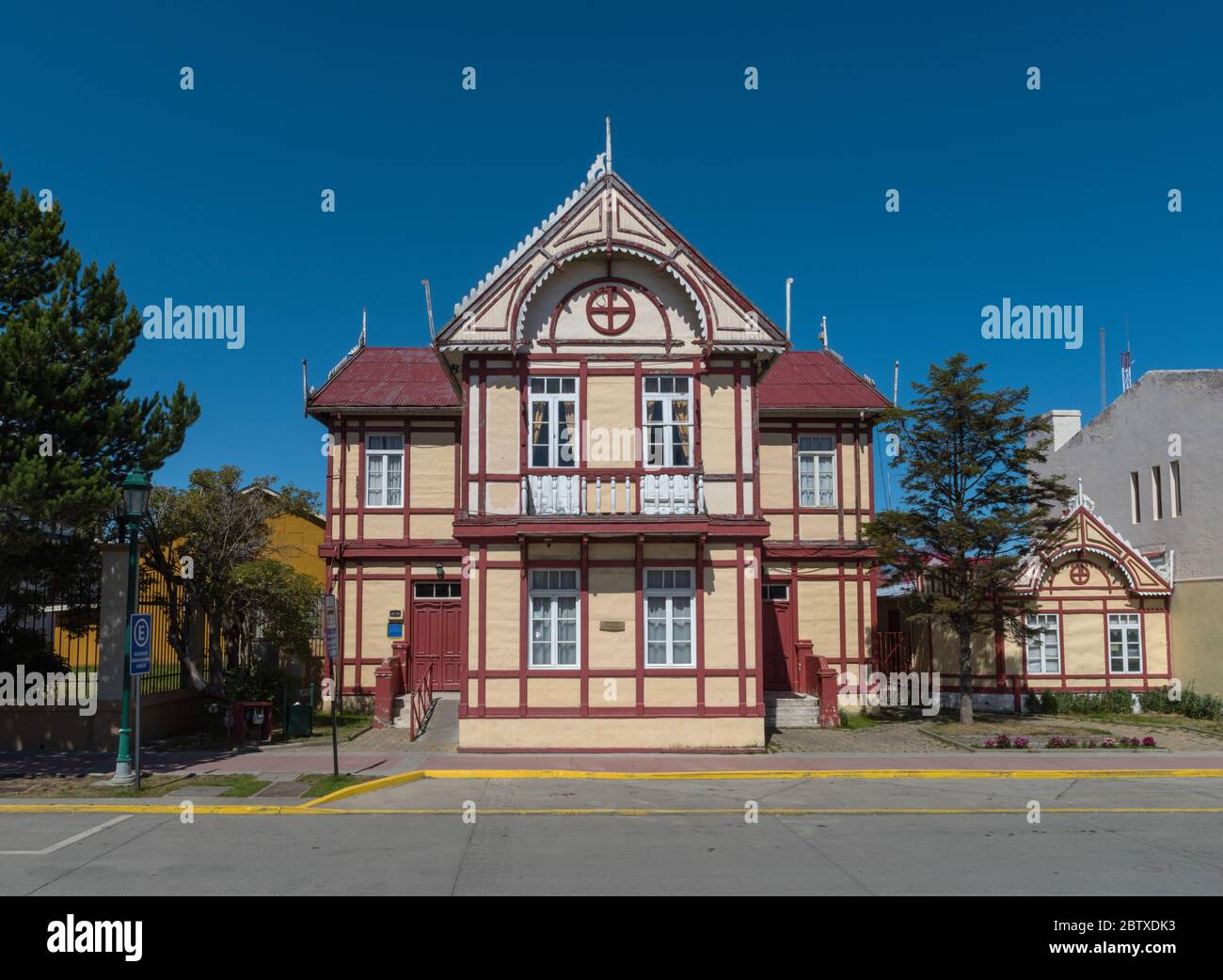 Altes Fachwerkhaus (Kulturzentrum) in Puerto Natales, Chile Stockfoto