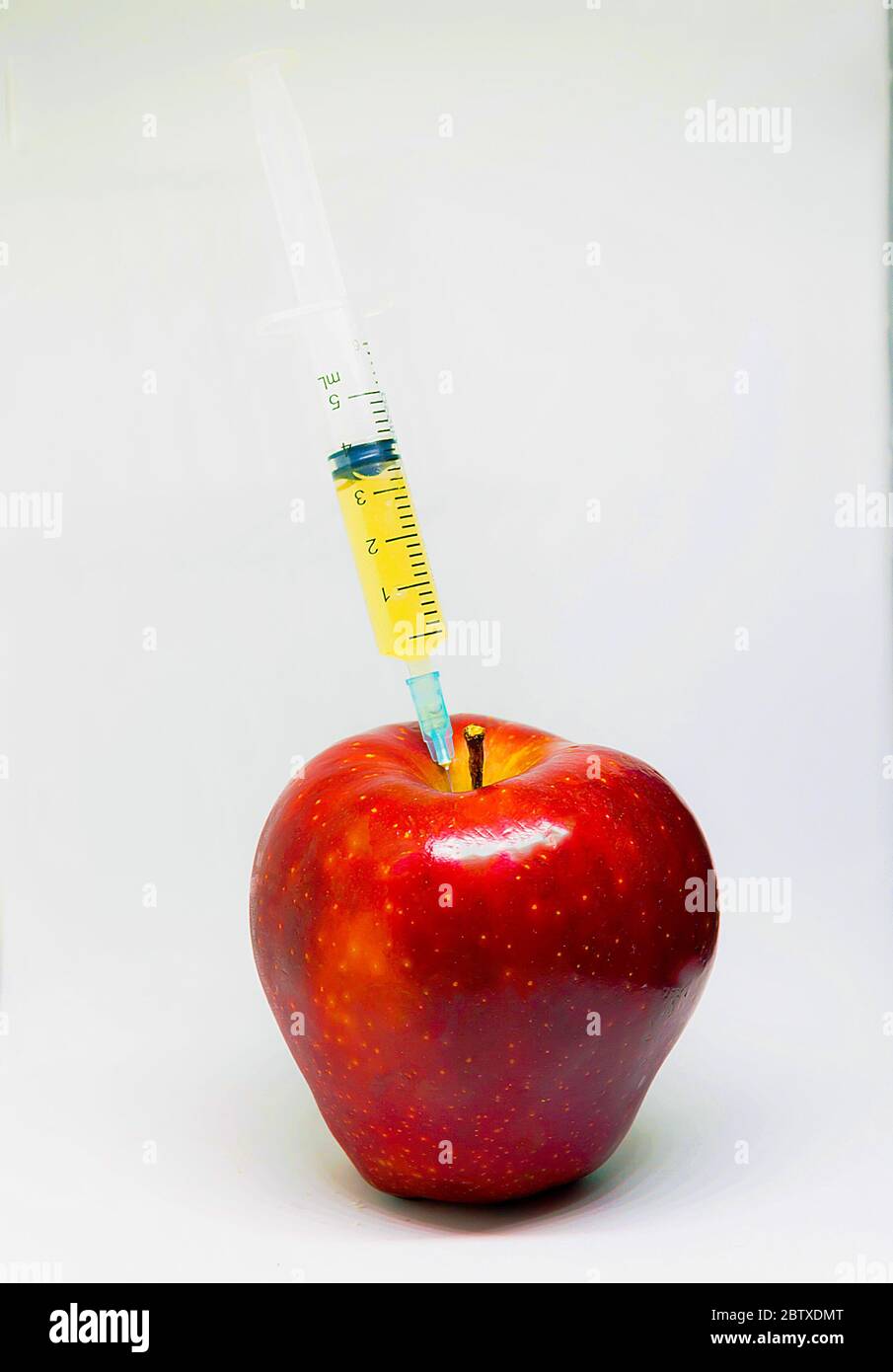 Apfel mit Spritzen. Genetisch Veränderter Organismus Stockfoto