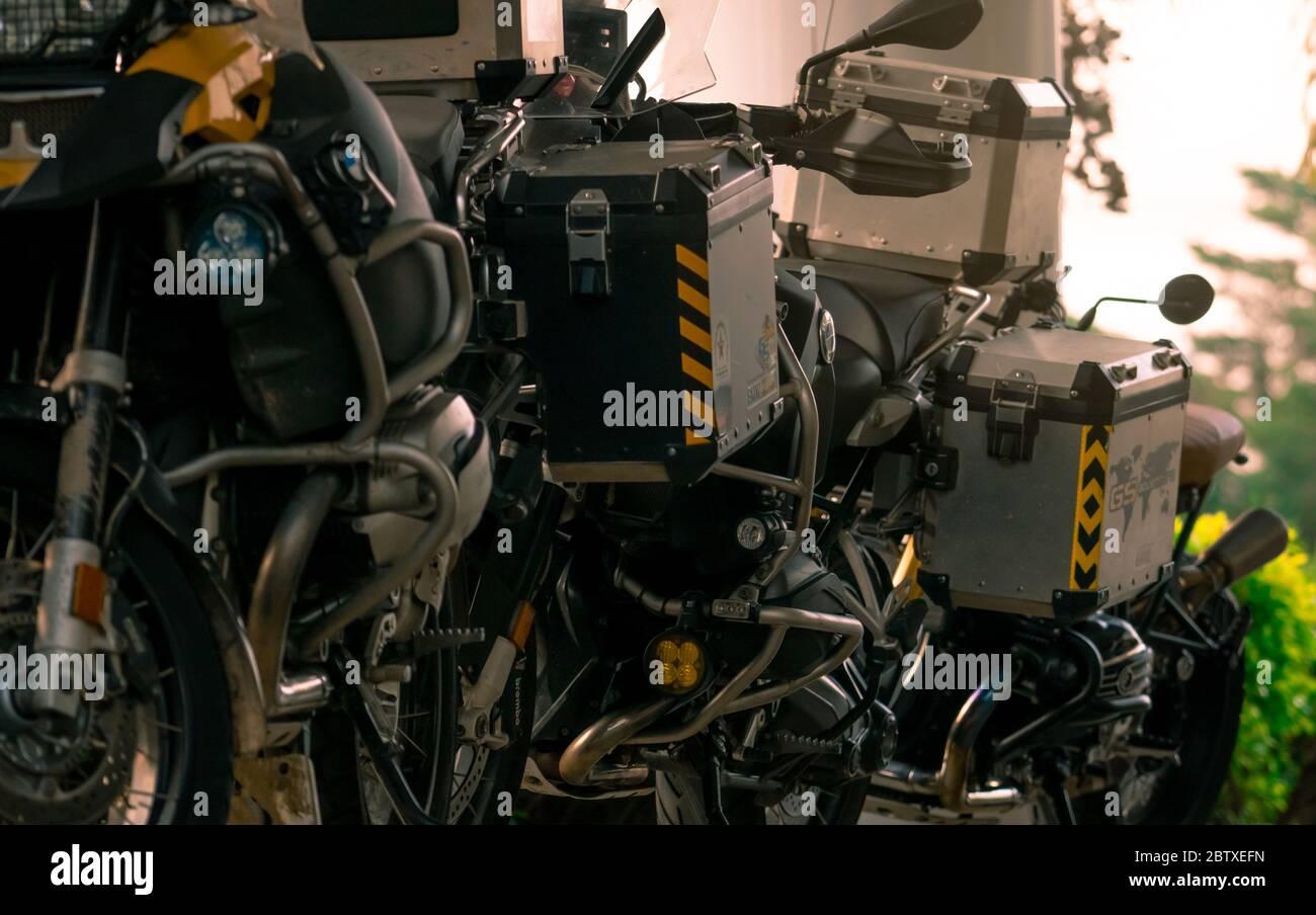 SONGKLA, THAILAND-FEBUARY 21, 2020 : BMW GS Motorrad im Gebäude neben Garten geparkt. BMW Motorrad mit Crash-Bar und Reisetasche verziert. Stockfoto
