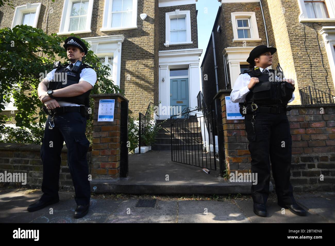 Die Polizei bleibt außerhalb des nördlichen Londons, in dem Premierminister Boris Johnsons Spitzenberater Dominic Cummings lebt, während der Streit über seine Reise nach Durham während der Sperrung weiter anhält. Stockfoto
