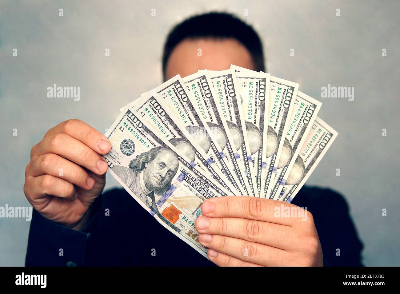 Geschäftsfrau zählt Banknoten. Mann Hände, die amerikanische Dollar betrachten. In den Händen von viel Geld, Stückelungen von 100 Dollar. Stockfoto Geschäftsfrau zählt Banknoten. Mann Hände, die amerikanische Dollar betrachten. In den Händen von viel Geld, Stückelungen von 100 Dollar. Stockfoto