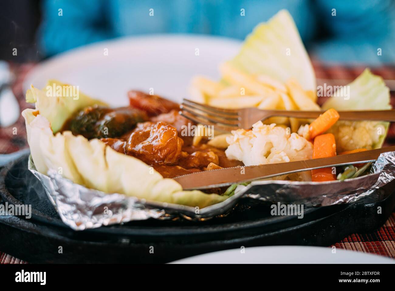 Goa, Indien. Gericht Der Indischen Nationalen Küche Ist Sizzler, Die Aus Französisch Fries, Gebratene Garnelen In Sauce, Gebratene Gemüse Bestehen. Traditionelles Gericht Von Go Stockfoto