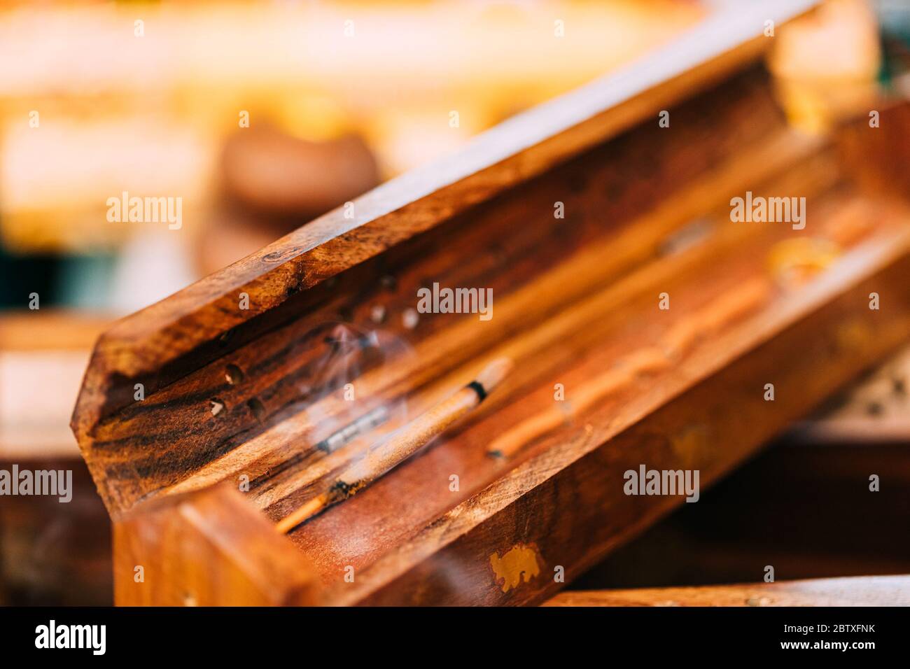 Rauchen Brennende Räucherstäbchen Aromatische Holzkiste Releases Duftrauch. Weihrauch Wird Aus Ästhetischen Gründen, Aromatherapie, Meditation Und Ce Verwendet Stockfoto