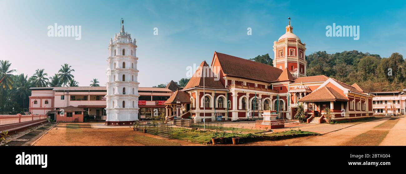 Kavlem, Phonda, Goa, Indien. Shree Shantadurga Mandir, Kavlem Tempel. Berühmte Sehenswürdigkeit Und Beliebtes Reiseziel. Weißer Lampenturm. Shantadurga Devi. Pano Stockfoto