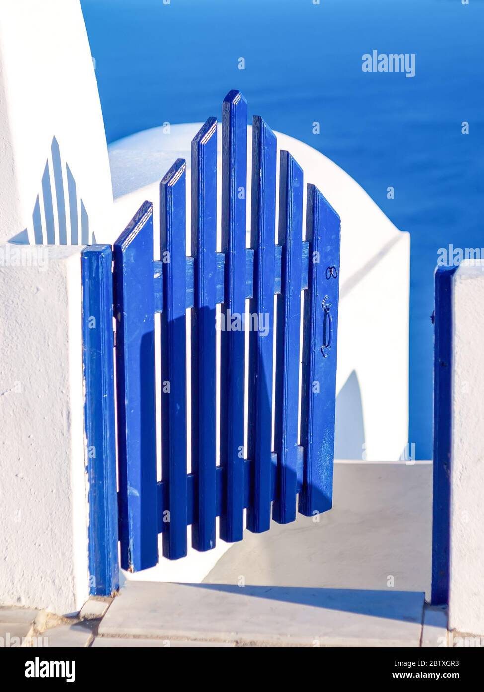 Blaue Holztür, Eingang zum Höhlenhaus. Santorini, Kykladen, Griechenland Stockfoto