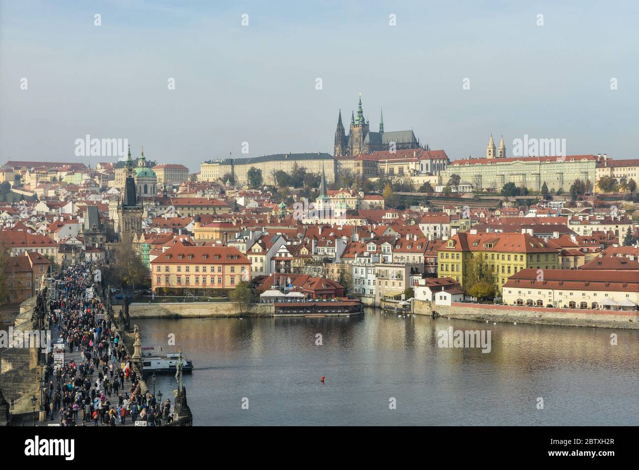 Blick von oben auf die Karlsbrücke. Blick von der Aussichtsplattform auf die Moldau und die Karlsbrücke in Prag. Stockfoto