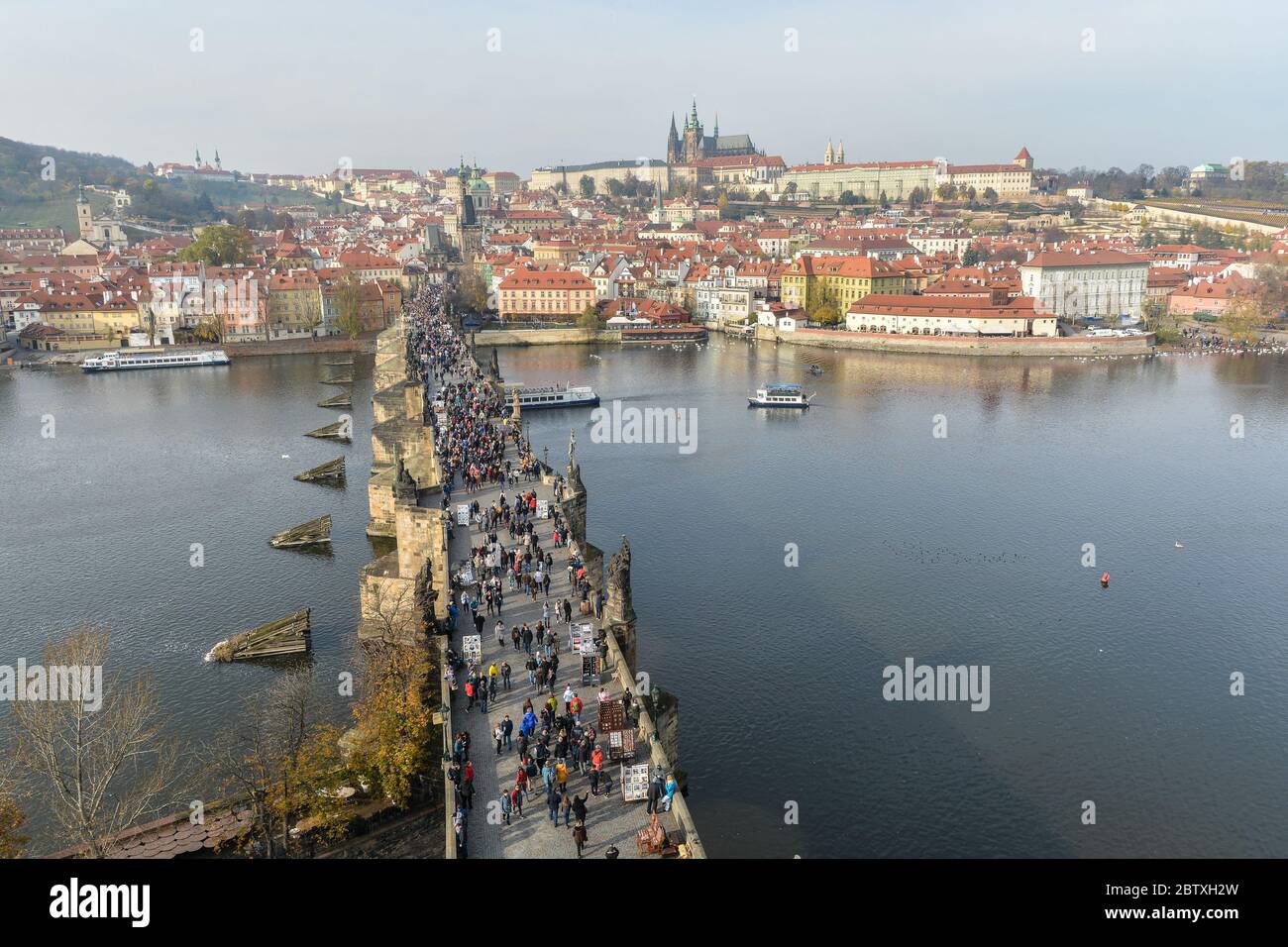 Blick von oben auf die Karlsbrücke. Blick von der Aussichtsplattform auf die Moldau und die Karlsbrücke in Prag. Stockfoto