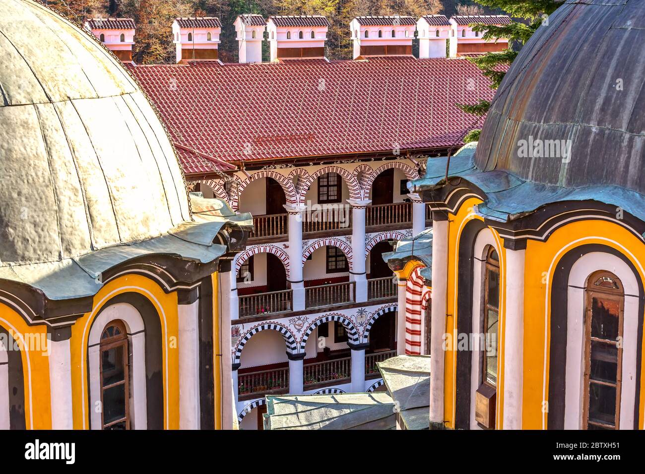Rila Kloster, Wahrzeichen von Bulgarien, Hochwinkelansicht aus dem Fenster Stockfoto