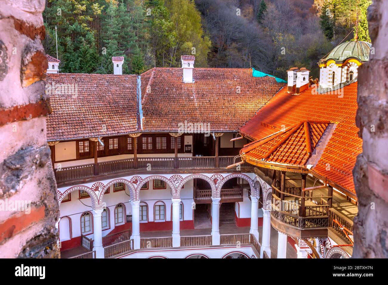 Rila Kloster, Wahrzeichen von Bulgarien, Hochwinkelansicht aus dem Fenster Stockfoto