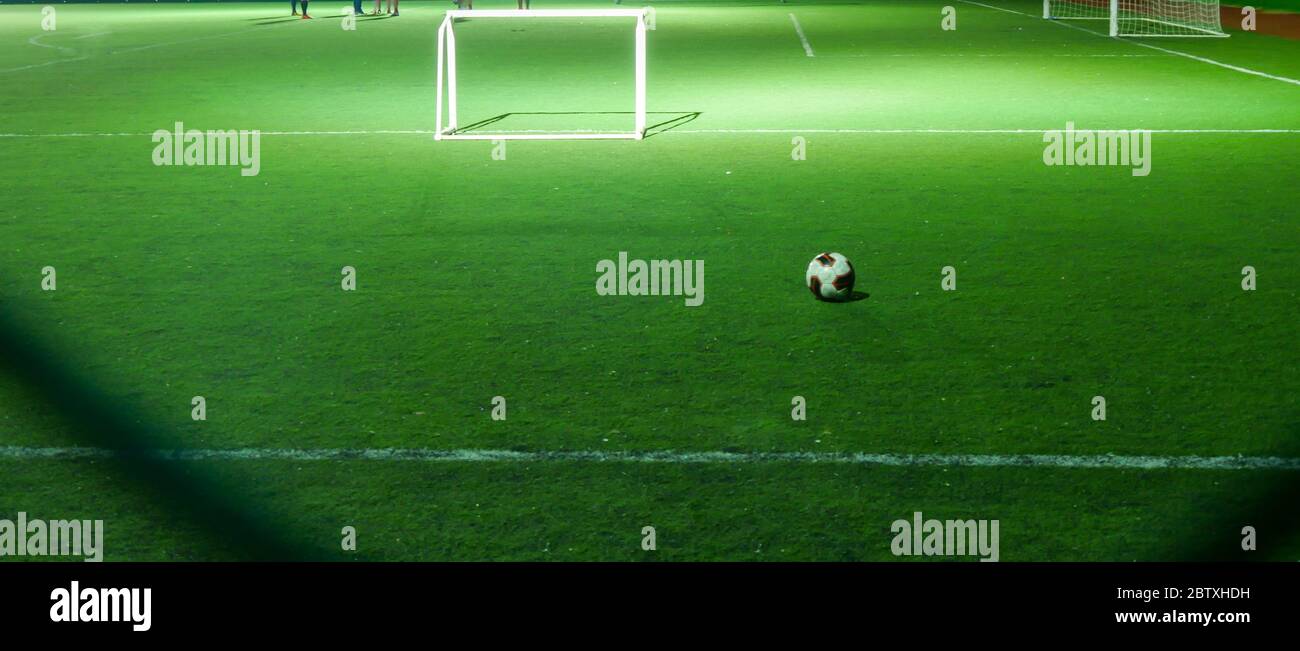 Kleines Fußball- oder Fußballfeld mit dem Goal Post in der Nachtzeit. Stockfoto